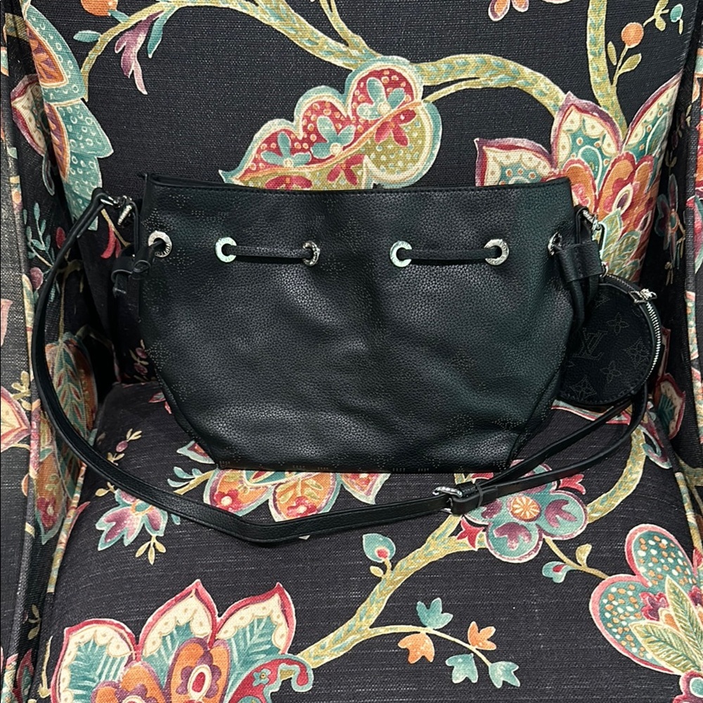 Elegant Black Leather Shoulder Bag